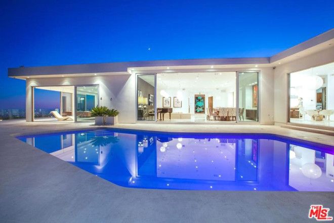 Çatısından çıplak model fırlatılan ev kiralık! 11