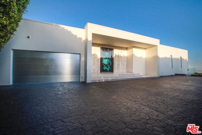 Çatısından çıplak model fırlatılan ev kiralık! 9