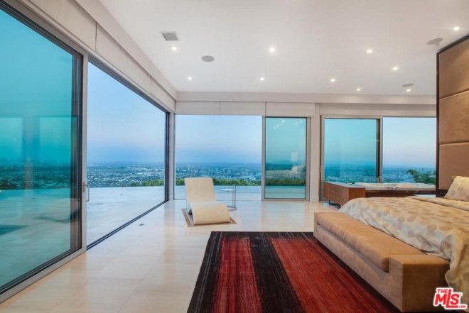 Çatısından çıplak model fırlatılan ev kiralık! 8