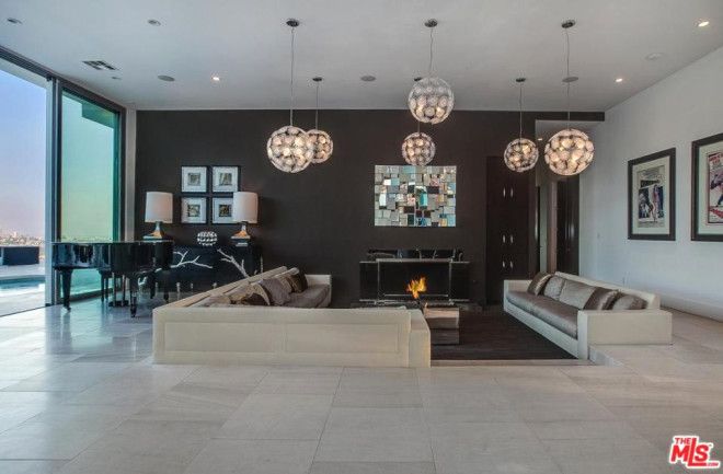 Çatısından çıplak model fırlatılan ev kiralık! 7