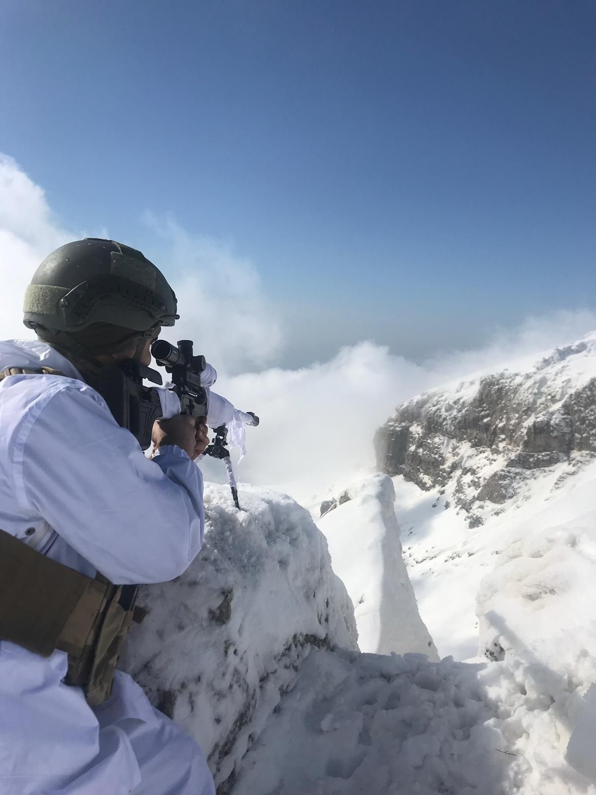 PKK'lı teröristlerin inleri imha edildi! 1