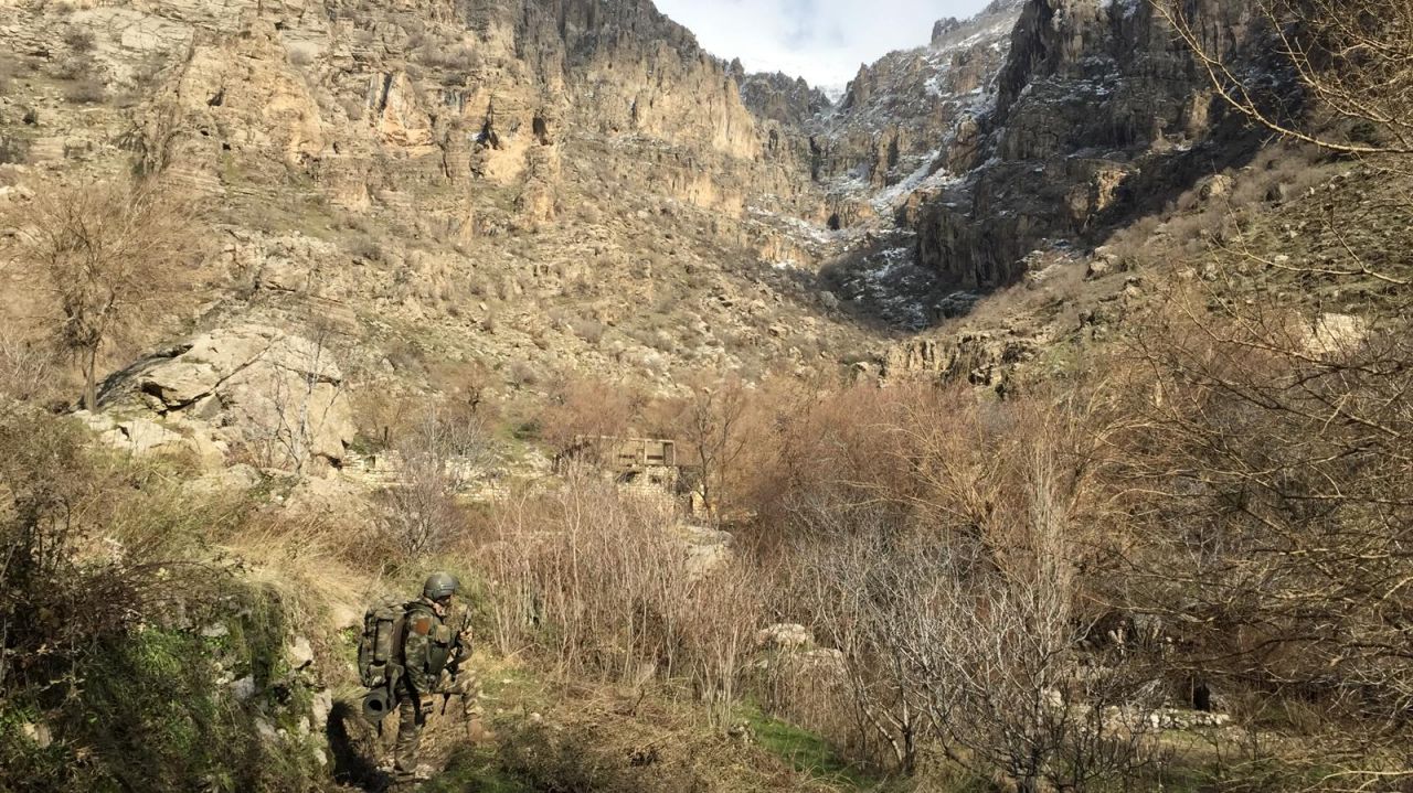 PKK'lı teröristlerin inleri imha edildi! 7