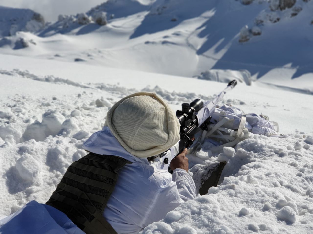 PKK'lı teröristlerin inleri imha edildi! 10