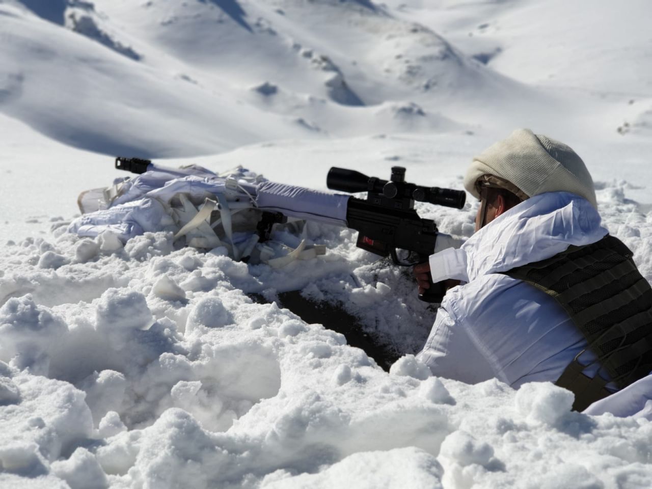 PKK'lı teröristlerin inleri imha edildi! 11