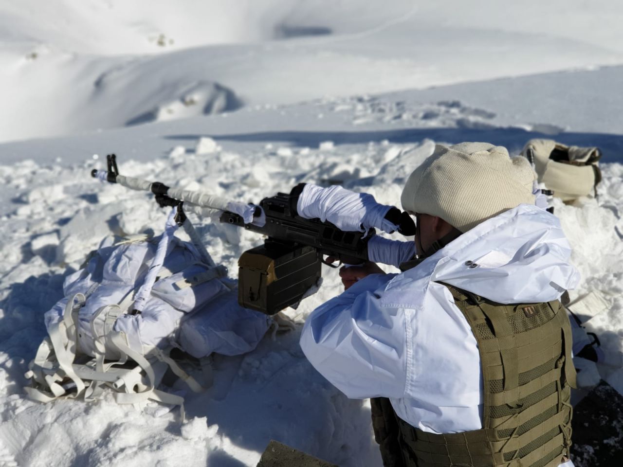 PKK'lı teröristlerin inleri imha edildi! 12
