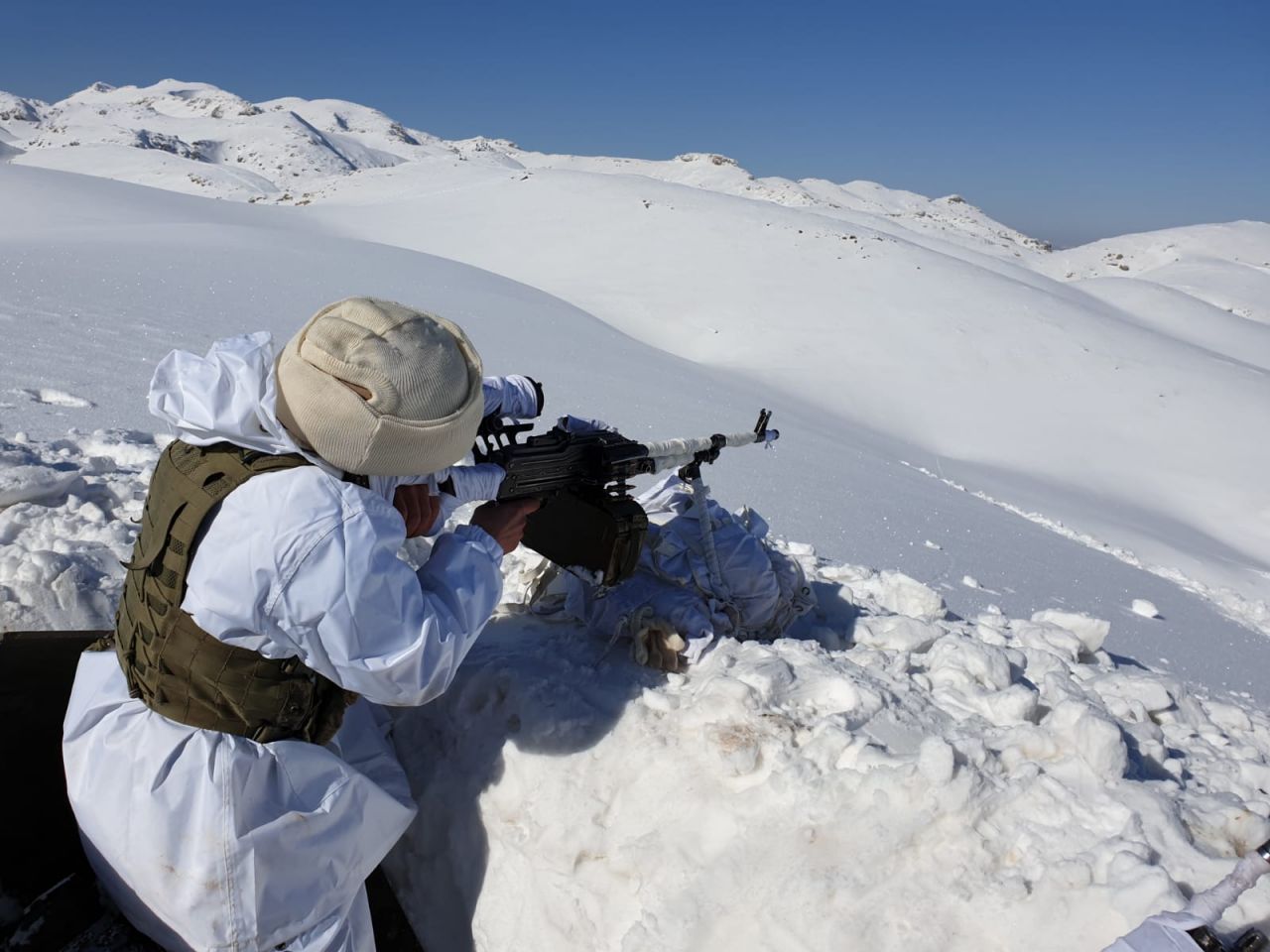 PKK'lı teröristlerin inleri imha edildi! 13