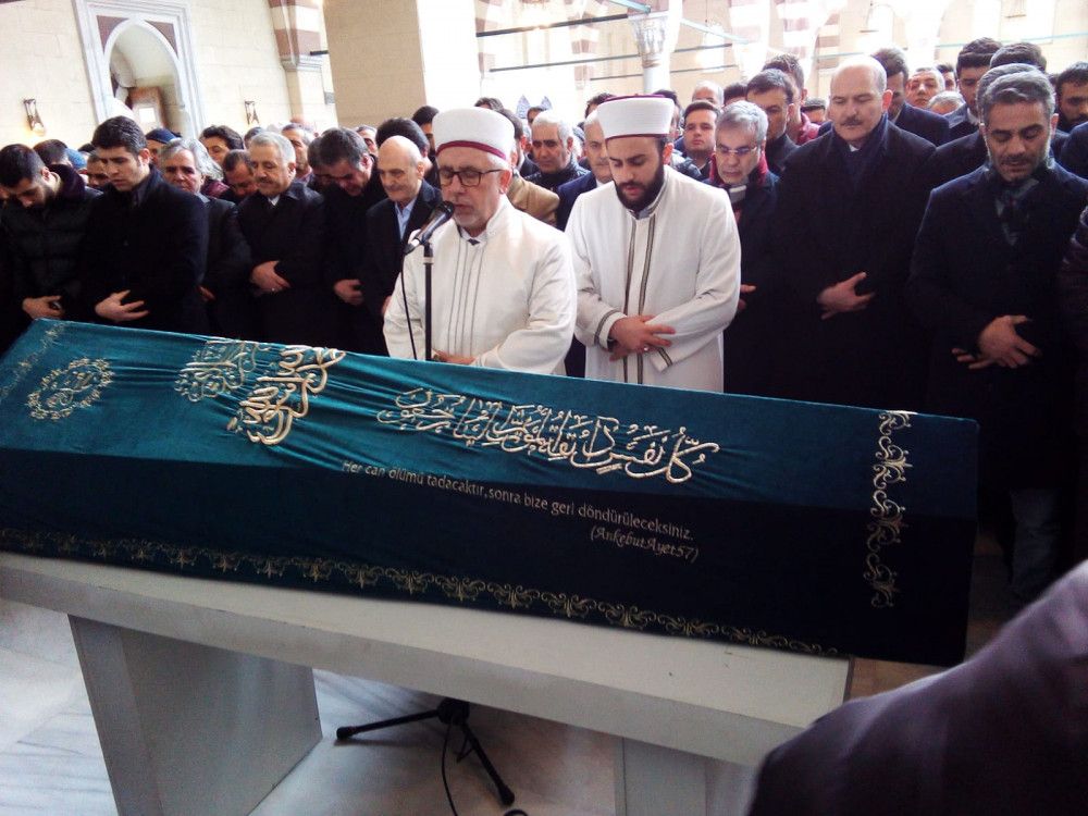 Hadi Özışık'ın babası son yolculuğuna uğurlandı! 2