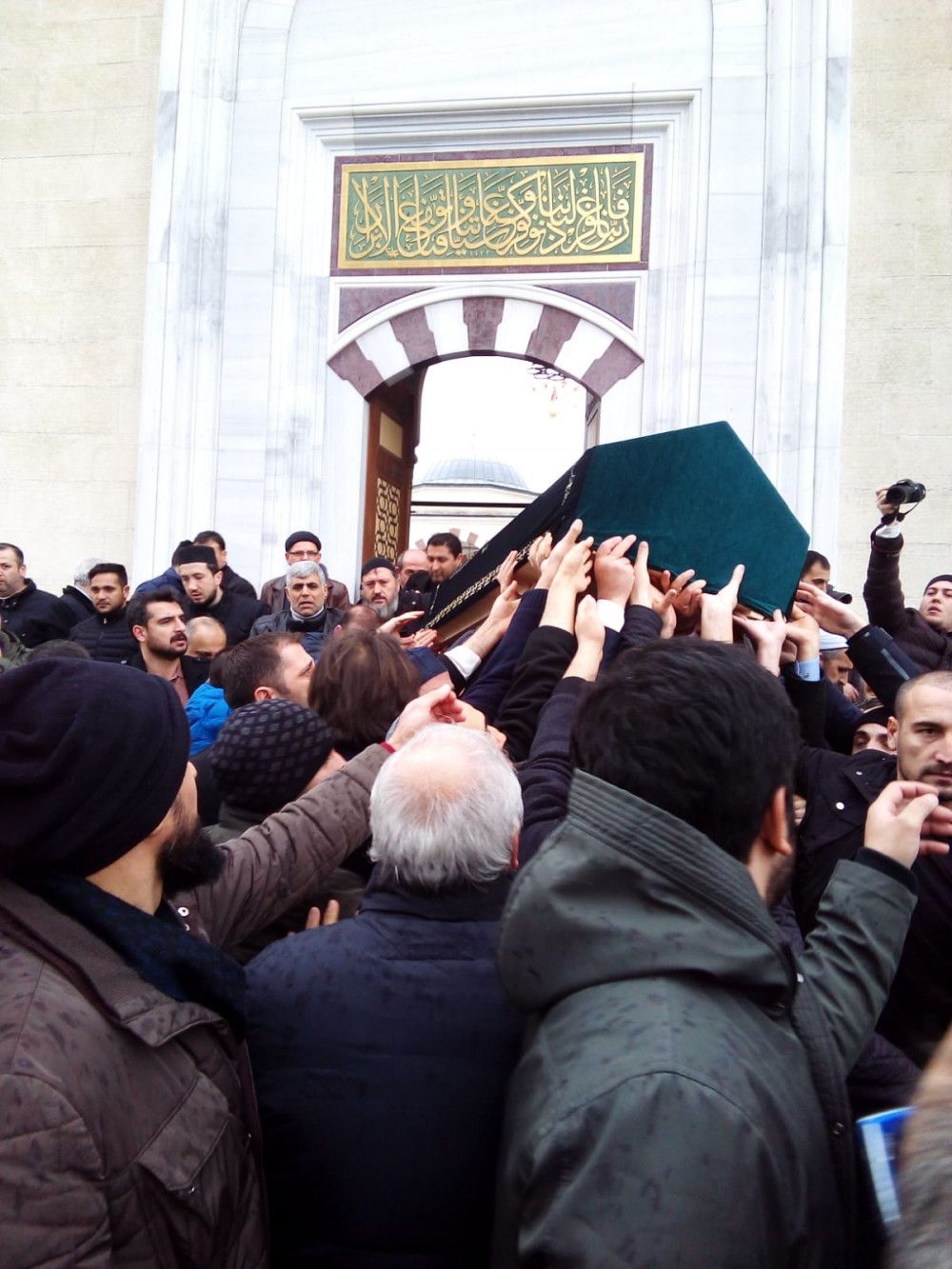 Hadi Özışık'ın babası son yolculuğuna uğurlandı! 9