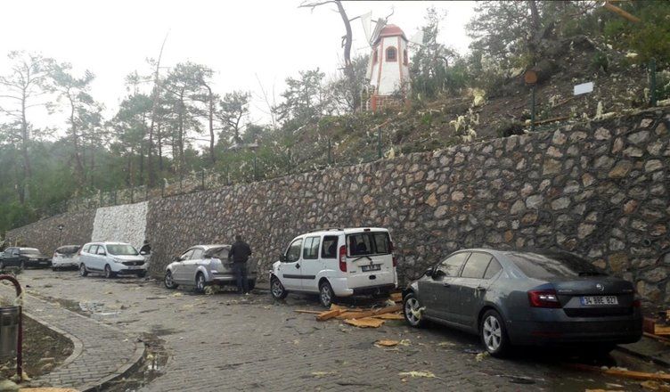 Hortum Antalya'yı yerle bir etti! 20
