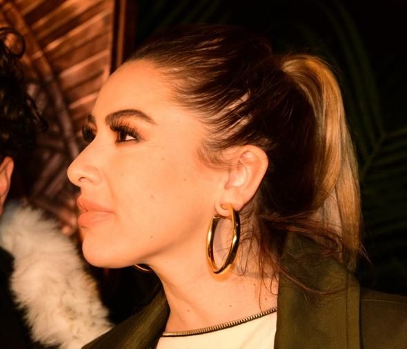 Hadise kapısını kimseye açamaz oldu! 6