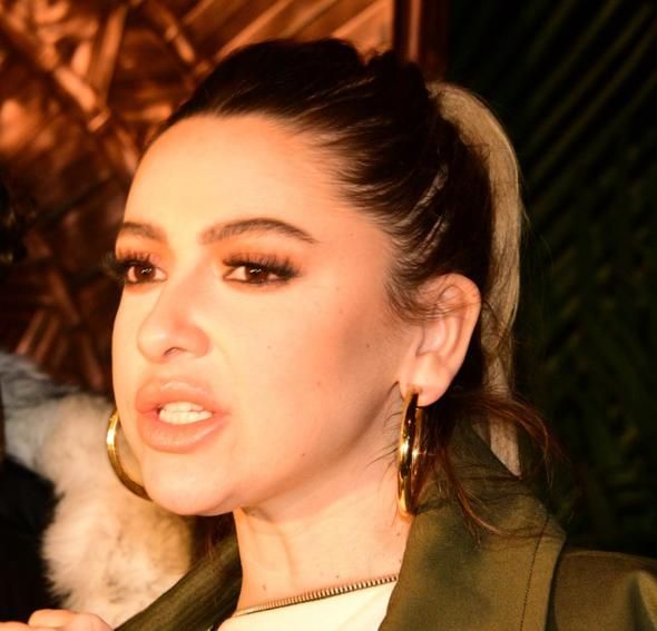 Hadise kapısını kimseye açamaz oldu! 7