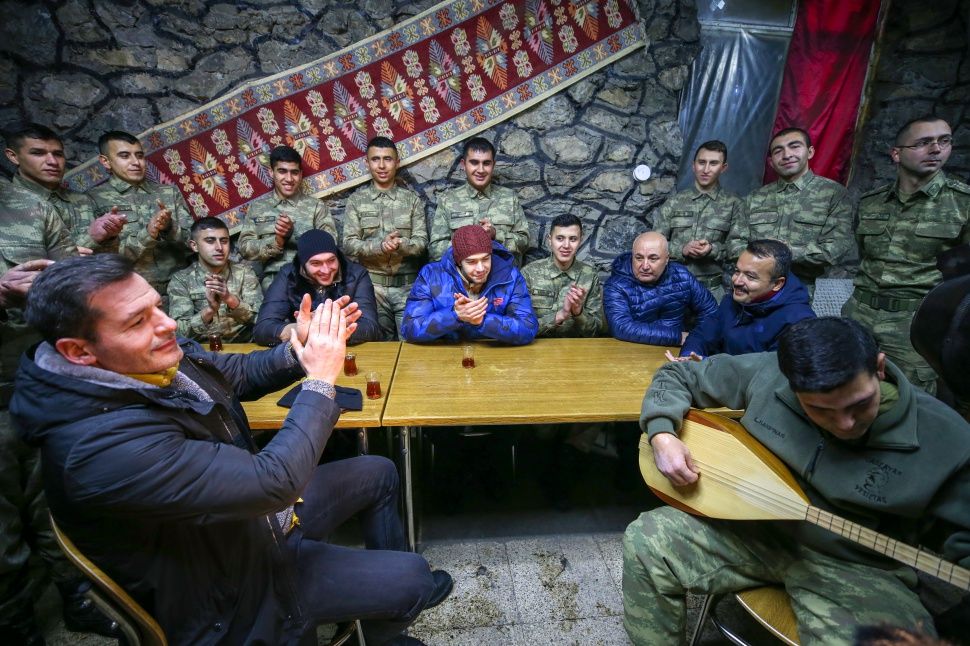 Söz dizisi oyuncuları Mehmetçik'le buluştu! 1