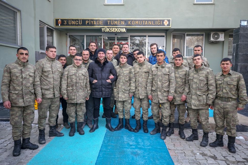 Söz dizisi oyuncuları Mehmetçik'le buluştu! 11