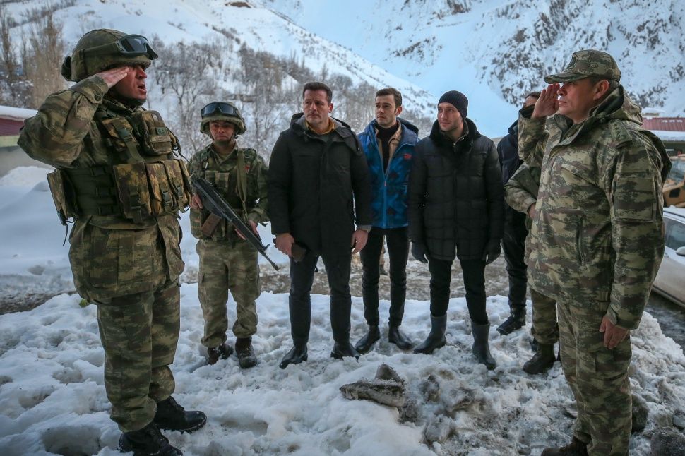 Söz dizisi oyuncuları Mehmetçik'le buluştu! 13