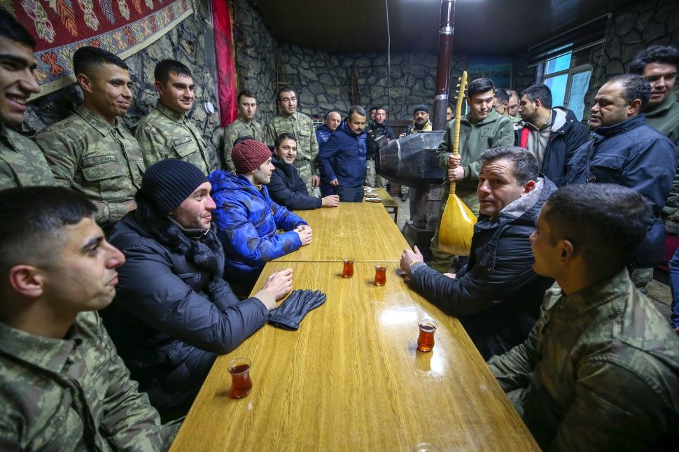 Söz dizisi oyuncuları Mehmetçik'le buluştu! 4