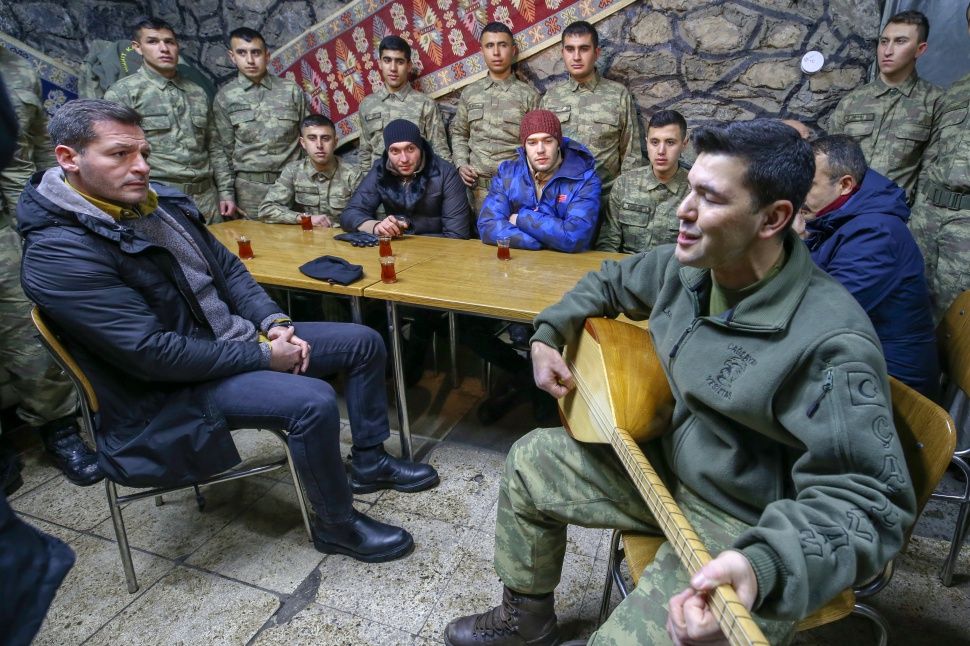 Söz dizisi oyuncuları Mehmetçik'le buluştu! 15