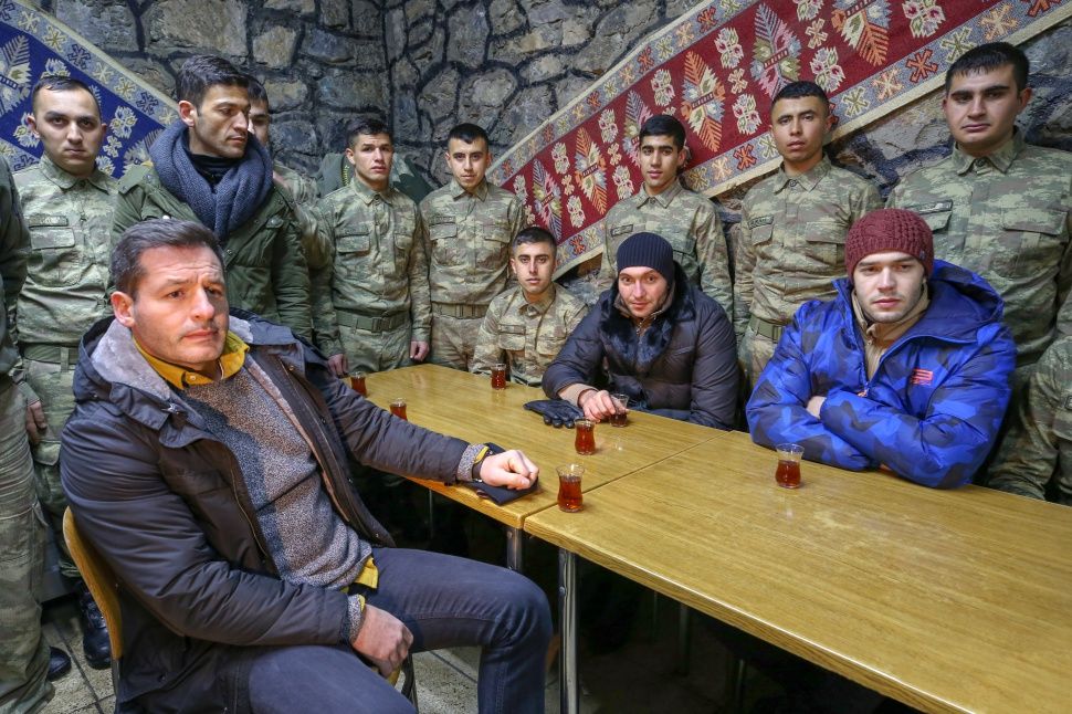 Söz dizisi oyuncuları Mehmetçik'le buluştu! 12