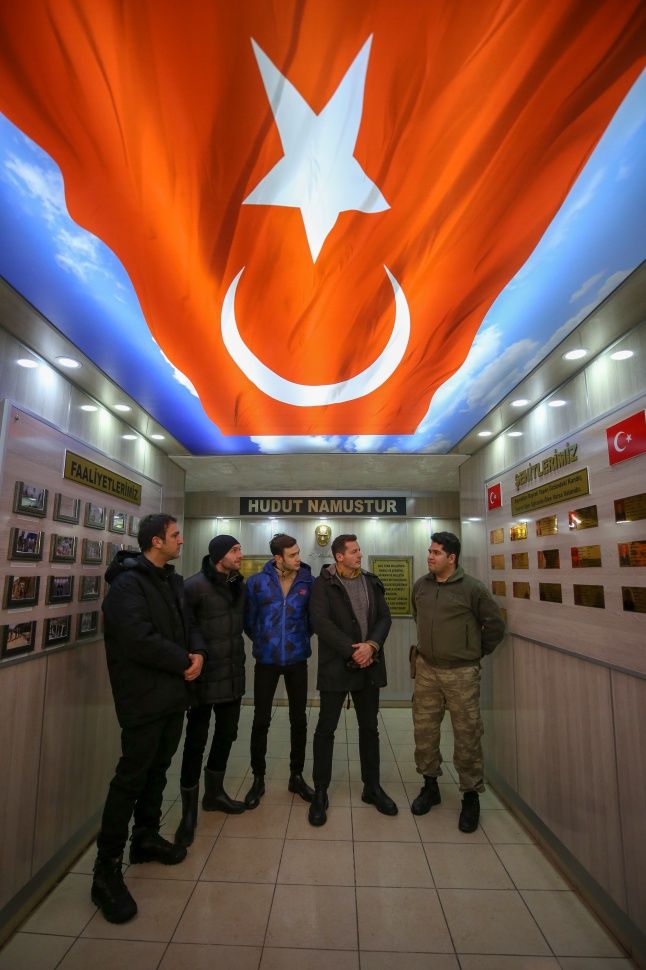 Söz dizisi oyuncuları Mehmetçik'le buluştu! 5