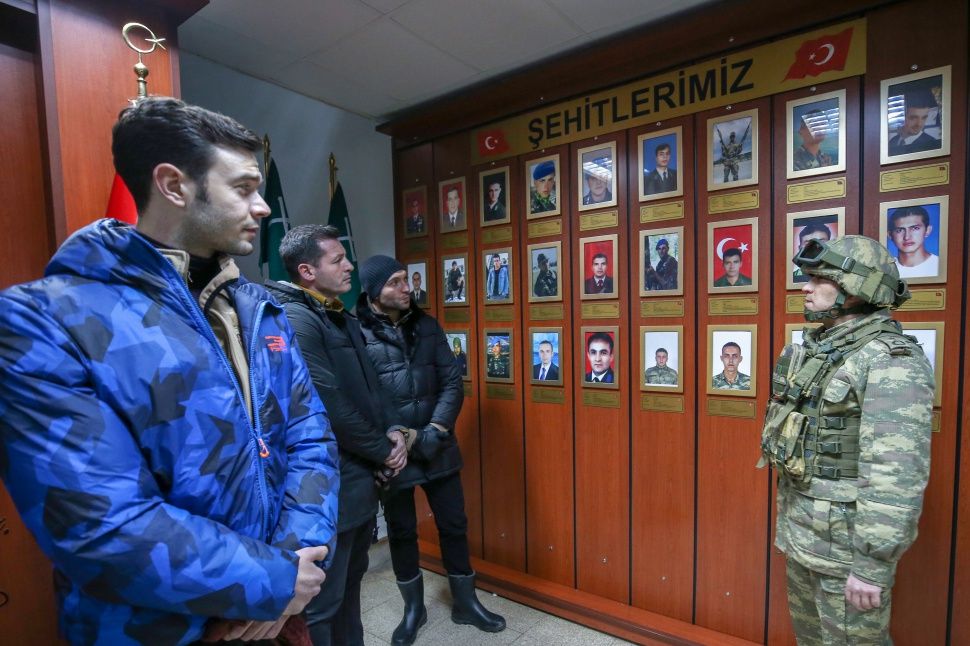 Söz dizisi oyuncuları Mehmetçik'le buluştu! 20