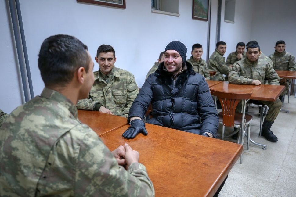 Söz dizisi oyuncuları Mehmetçik'le buluştu! 21