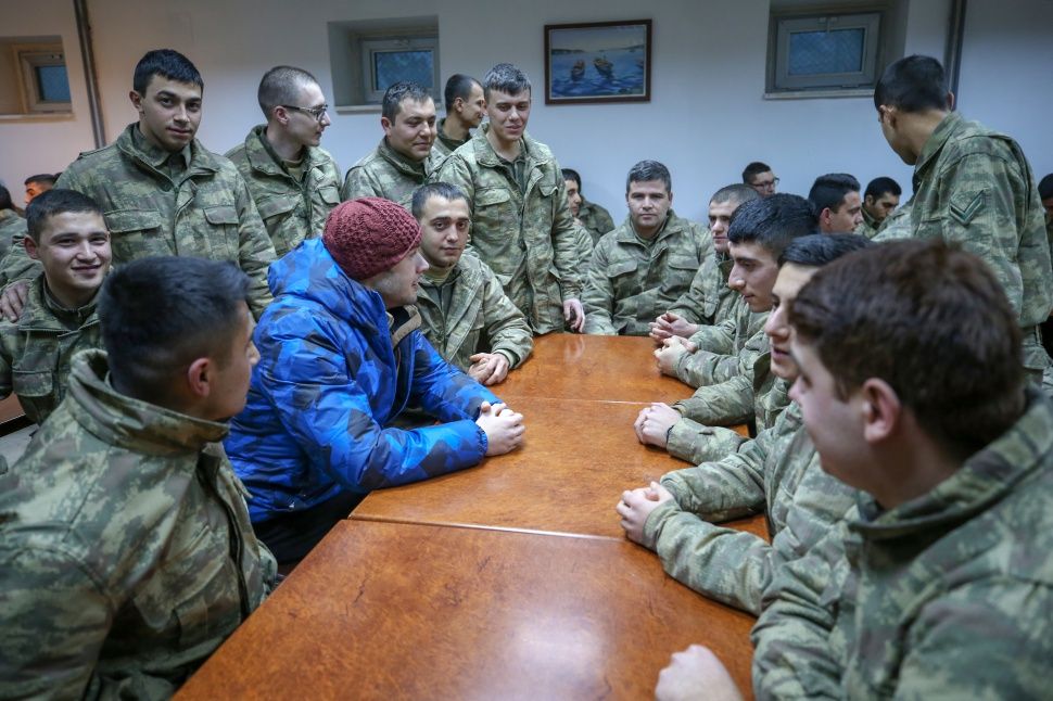 Söz dizisi oyuncuları Mehmetçik'le buluştu! 9