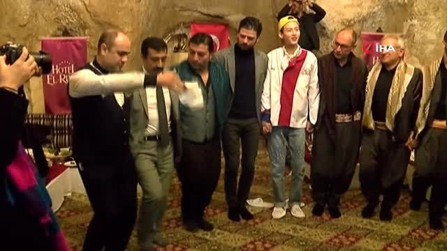 Çinli şarkıcı Şanlıurfa'da sıra gecesine katılıp çiğ köfte yoğurdu! 8