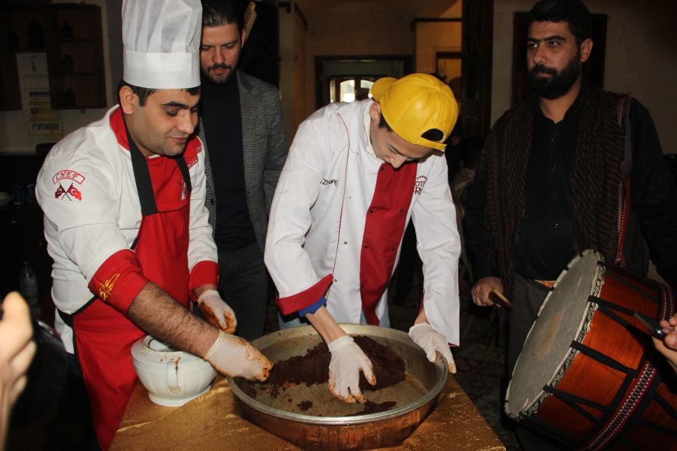 Çinli şarkıcı Şanlıurfa'da sıra gecesine katılıp çiğ köfte yoğurdu! 5