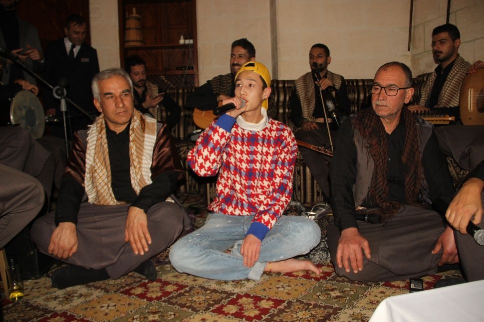 Çinli şarkıcı Şanlıurfa'da sıra gecesine katılıp çiğ köfte yoğurdu! 3