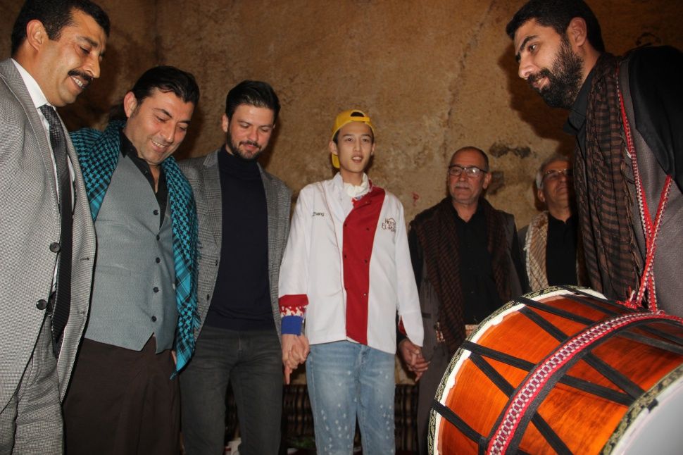 Çinli şarkıcı Şanlıurfa'da sıra gecesine katılıp çiğ köfte yoğurdu! 4