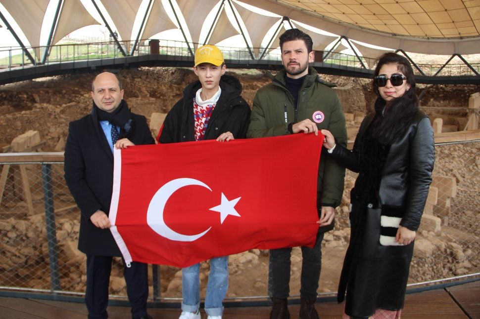 Çinli şarkıcı Şanlıurfa'da sıra gecesine katılıp çiğ köfte yoğurdu! 2