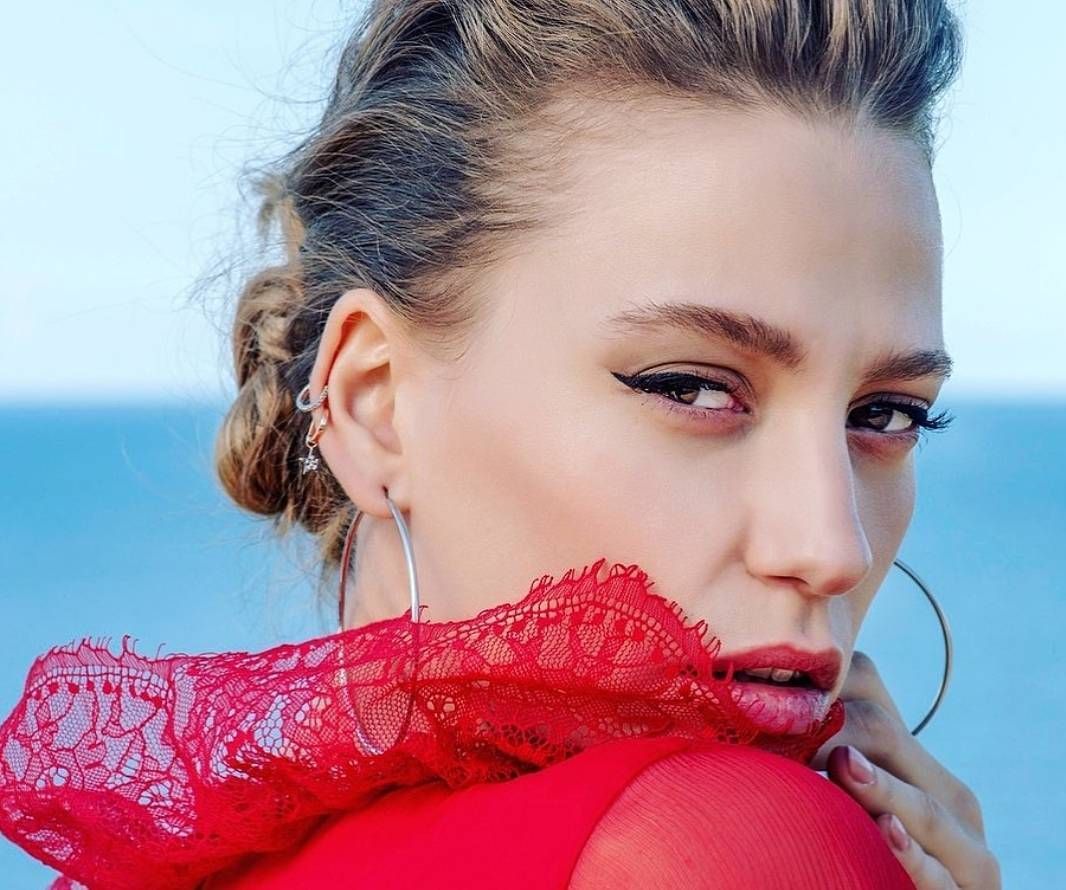 Serenay Sarıkaya: Malzeme olmayı seçmezsen malzeme olmazsın! 1