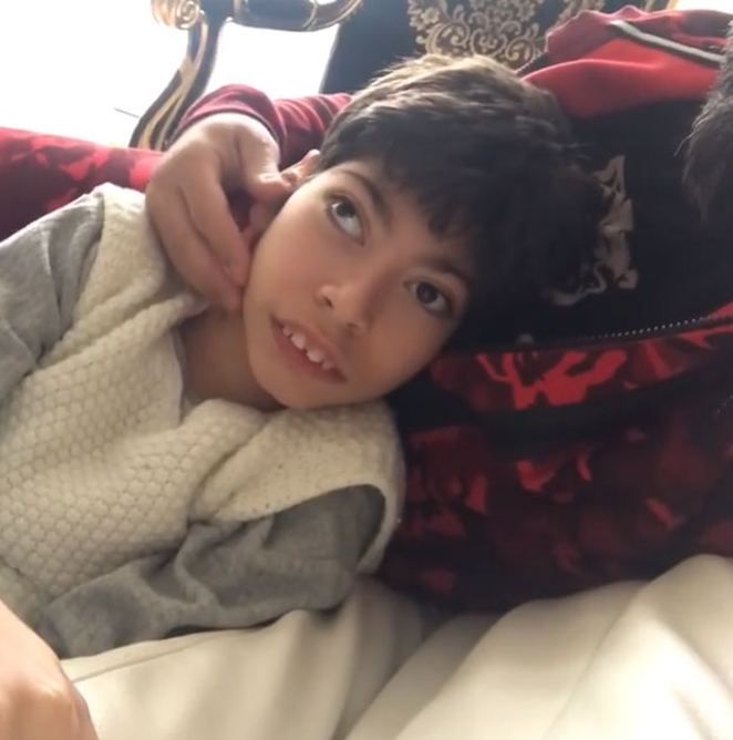 Oğlundan bahsederken konuşmakta güçlük çekti! 13