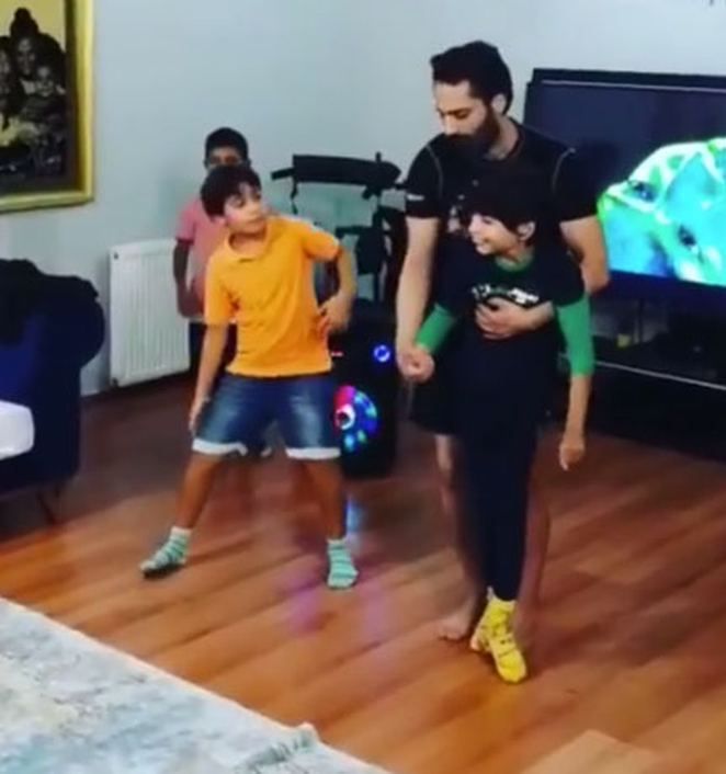 Oğlundan bahsederken konuşmakta güçlük çekti! 15