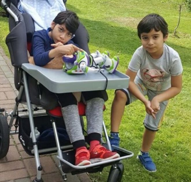 Oğlundan bahsederken konuşmakta güçlük çekti! 16