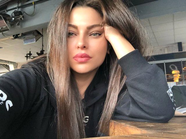 Sinem Umaş ile Yeliz Yeşilmen birbirlerine girdi! 1