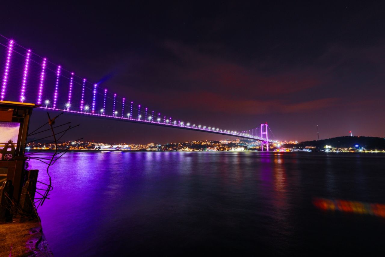 İstanbul'un sembol yapıları mora büründü! 5