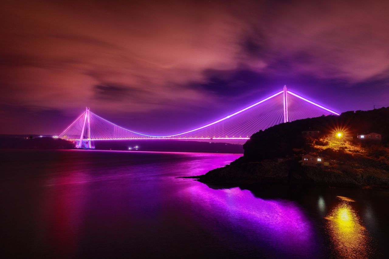 İstanbul'un sembol yapıları mora büründü! 2