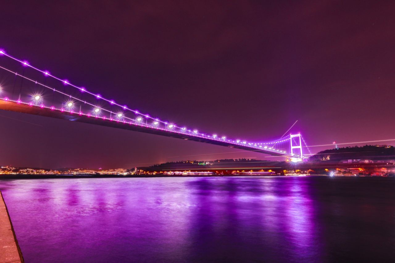 İstanbul'un sembol yapıları mora büründü! 3