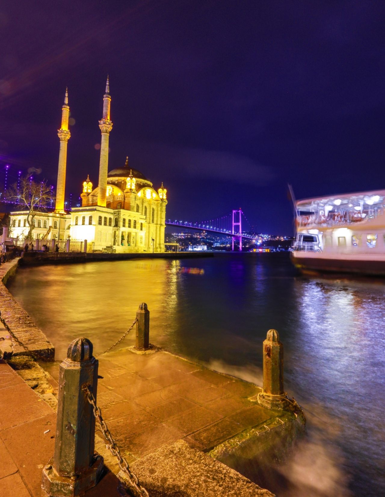 İstanbul'un sembol yapıları mora büründü! 4