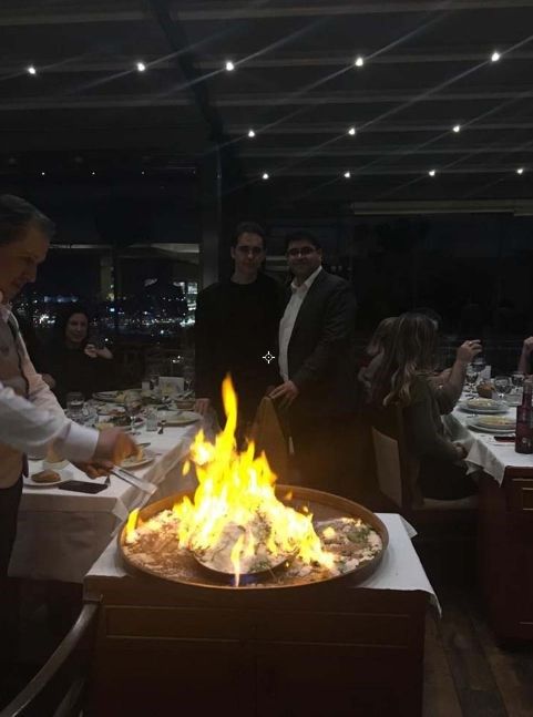 Ödül beklerken alevli meyve tabağı geldi! 3