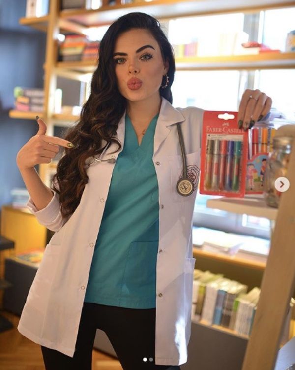 Fenomen doktor adayından sigaralı paylaşım! 5