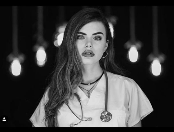 Fenomen doktor adayından sigaralı paylaşım! 8