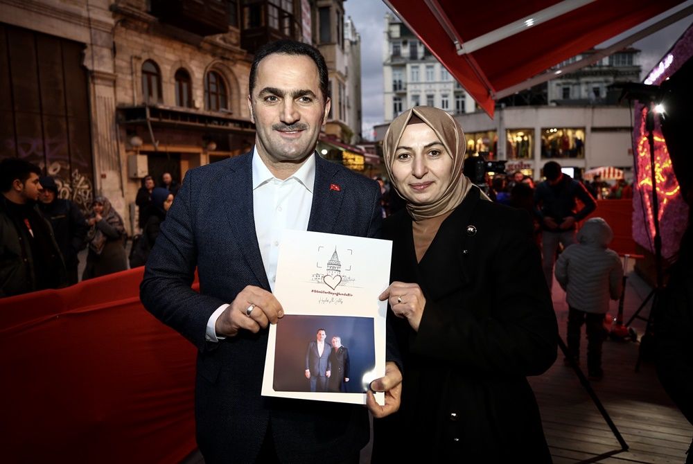 Sevgililer Galata Kulesi'ne yansıdı... 2