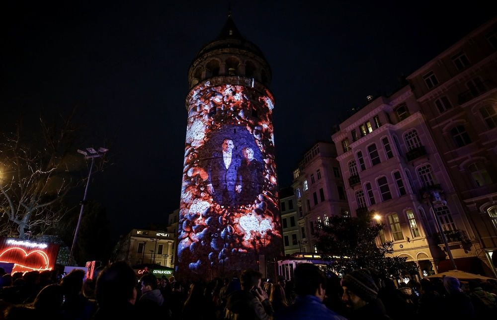 Sevgililer Galata Kulesi'ne yansıdı... 6