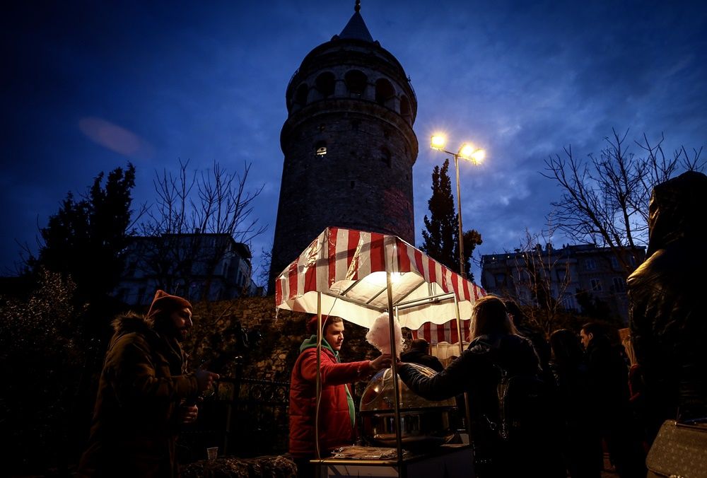 Sevgililer Galata Kulesi'ne yansıdı... 9
