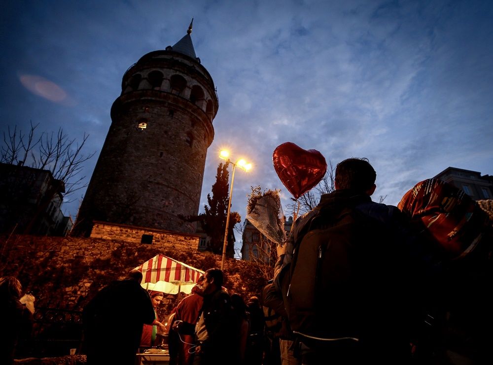 Sevgililer Galata Kulesi'ne yansıdı... 10