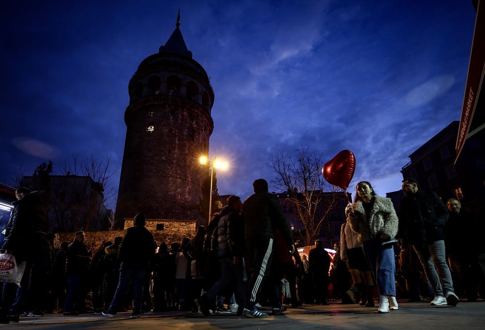 Sevgililer Galata Kulesi'ne yansıdı... 11
