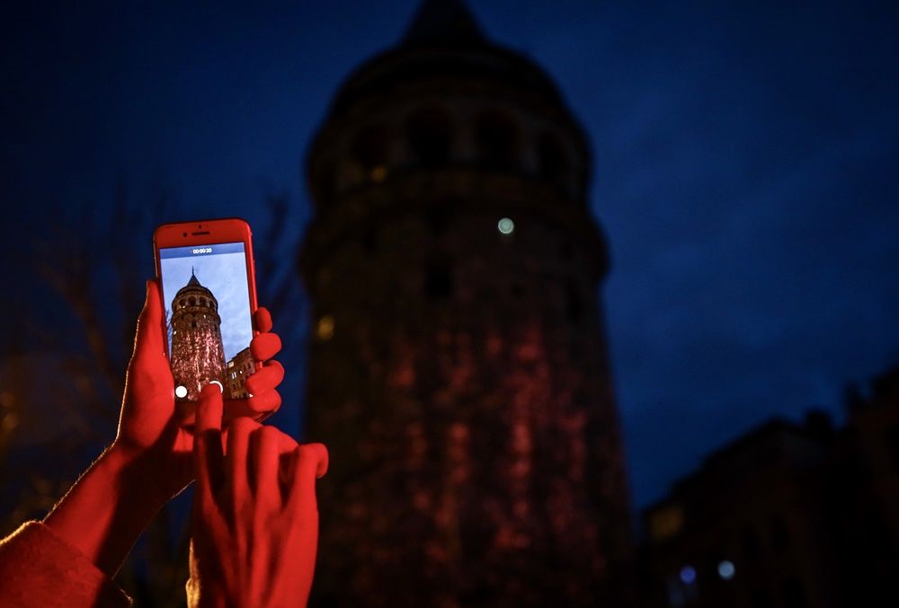 Sevgililer Galata Kulesi'ne yansıdı... 13