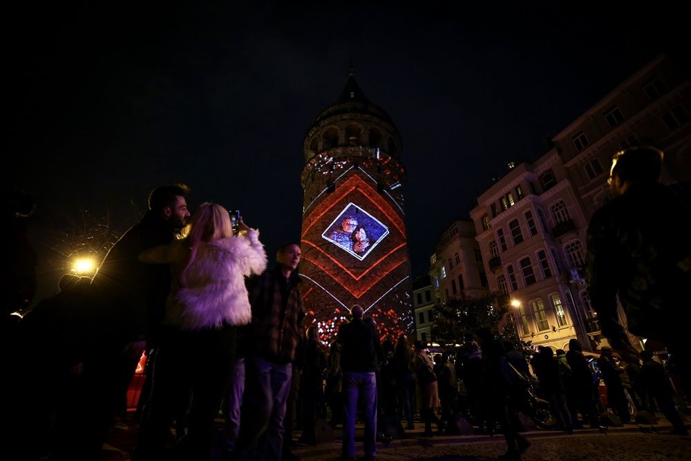 Sevgililer Galata Kulesi'ne yansıdı... 15