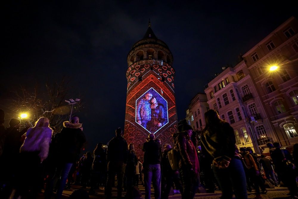 Sevgililer Galata Kulesi'ne yansıdı... 16
